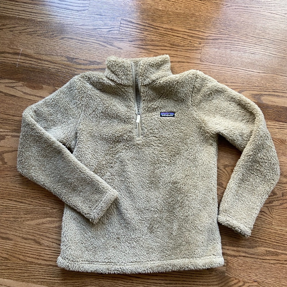 Large Patagonia ladie’s fuzzy pullover.